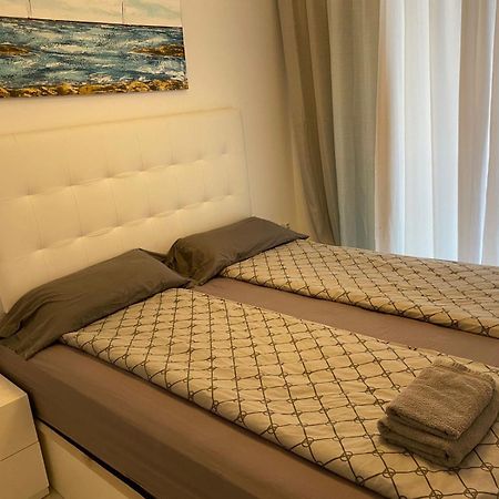 Apartment Deluxe Clara Sea Senses Torrevieja Bagian luar foto